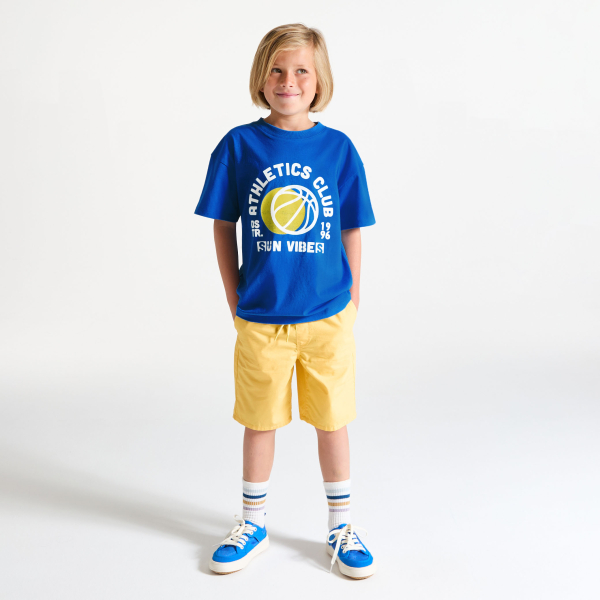 تيشيرت بأكمام قصيرة بمظهر رياضي، أحمر اللون للأولاد